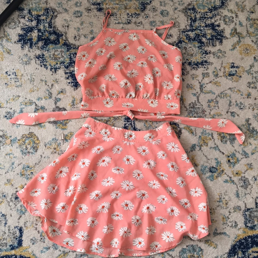 🚫 SOLD 🚫 Coral daisy crop matching skirt set